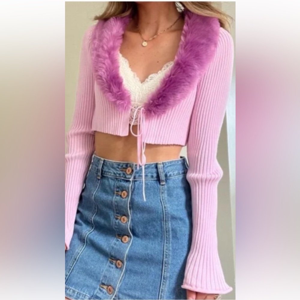 Urban Outfitters pink cropped faux fur collar sweater size Small